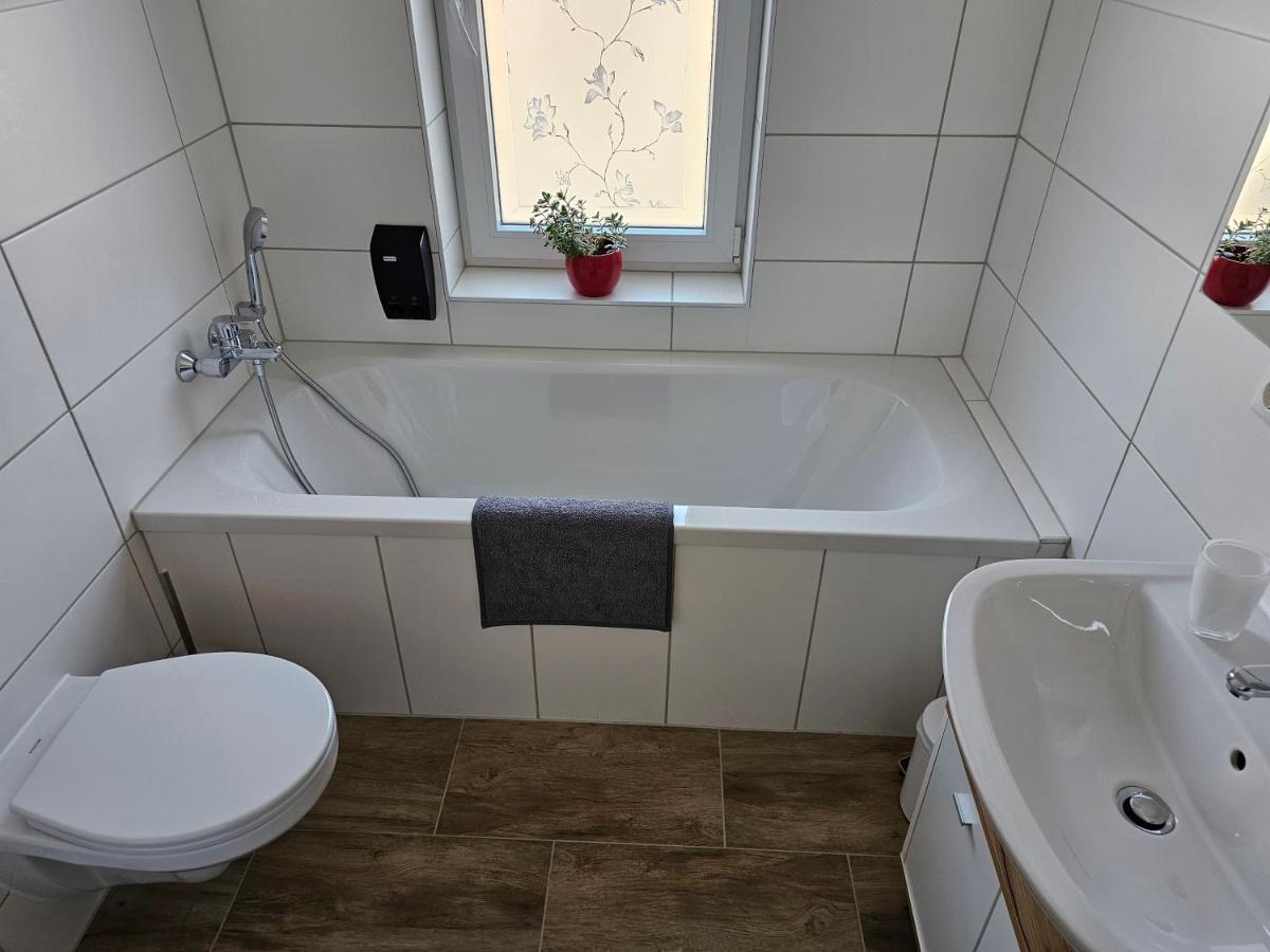 Schoene Grosse Ferienwohnung 79M2 Und 2 Baeder, Zentrumnah, 2Og Erfurt Exteriör bild